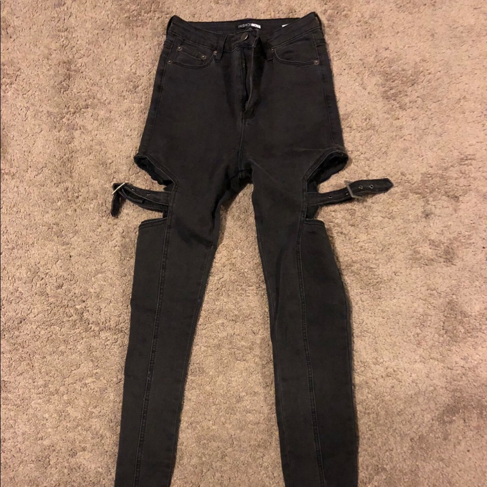 Fashion Nova, Cut out Jeans